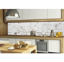 Scenă de bucătărie cu un panou de protecție pentru bucătărie cu model de cărămidă în alb