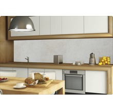 Scenă de bucătărie cu mic dejun pe o insulă din lemn și ustensile de bucătărie pe blat