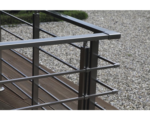 Detaliu cu balustradă din oțel inoxidabil pe o terasă