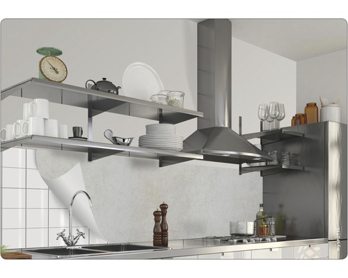 Scenă de bucătărie cu rafturi din oțel inoxidabil, hotă și veselă