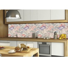 Protecție perete bucătărie cu motiv ștampilă pașaport într-o bucătărie modernă