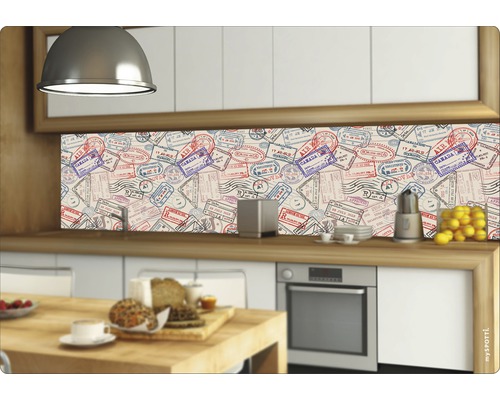 Protecție perete bucătărie cu motiv ștampilă pașaport într-o bucătărie modernă