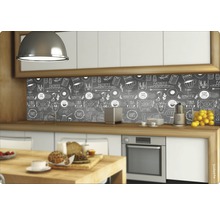 Protecție decorativă pentru perete de bucătărie, cu model de tablă și motive de mic dejun într-o bucătărie luminoasă.