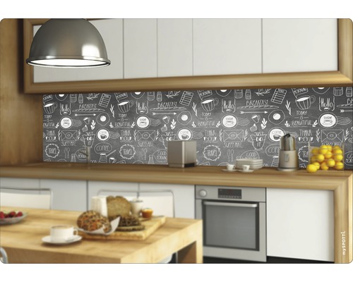 Protecție decorativă pentru perete de bucătărie, cu model de tablă și motive de mic dejun într-o bucătărie luminoasă.