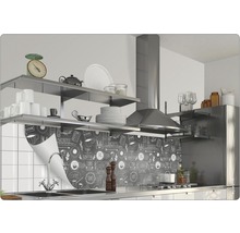 Scenă de bucătărie cu rafturi, hotă extractoare și perete decorativ pentru bucătărie