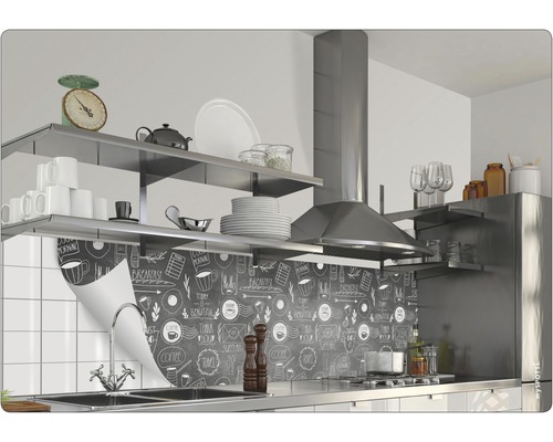 Scenă de bucătărie cu rafturi, hotă extractoare și perete decorativ pentru bucătărie