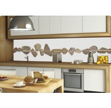 Scenă de bucătărie cu placare de perete cu motiv de piatră