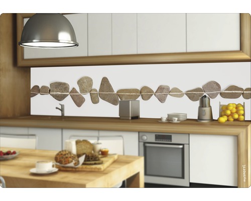 Scenă de bucătărie cu placare de perete cu motiv de piatră