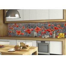 Panou de protecție pentru bucătărie cu motiv de maci într-o bucătărie modernă