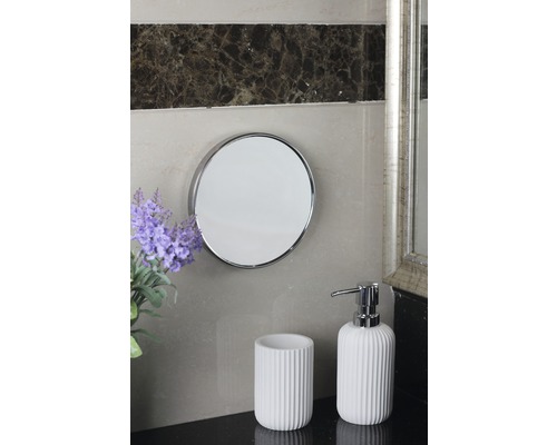 Scenă de baie cu oglindă rotundă, suport pentru periuțe de dinți și dozator de săpun