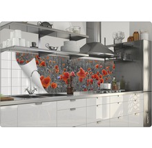 Panou de protecție pentru bucătărie cu motiv de maci în spatele unei chiuvete într-o bucătărie modernă.