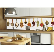 Protecție perete bucătărie cu motiv de condimente într-o bucătărie luminoasă