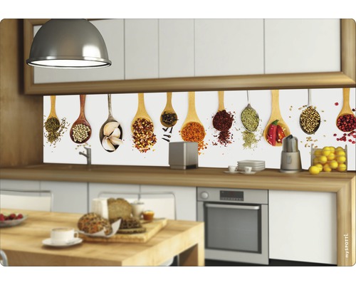 Protecție perete bucătărie cu motiv de condimente într-o bucătărie luminoasă