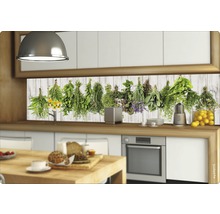 Panou de protecție pentru bucătărie cu motive de ierburi într-o bucătărie modernă