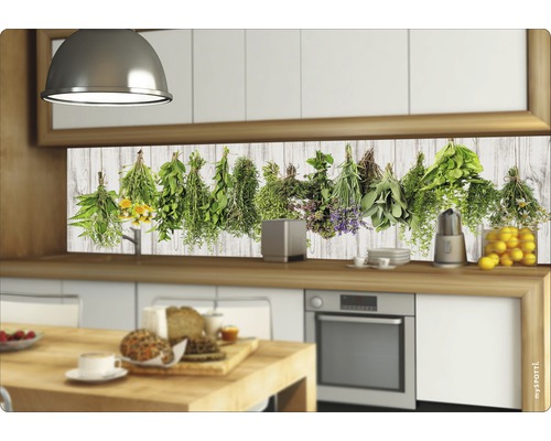 Panou de protecție pentru bucătărie cu motive de ierburi într-o bucătărie modernă