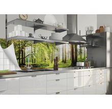 Protecție perete bucătărie cu motiv cu pădure într-o bucătărie modernă