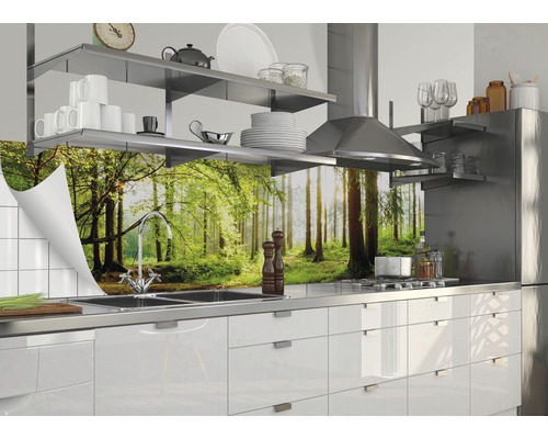 Protecție perete bucătărie cu motiv cu pădure într-o bucătărie modernă