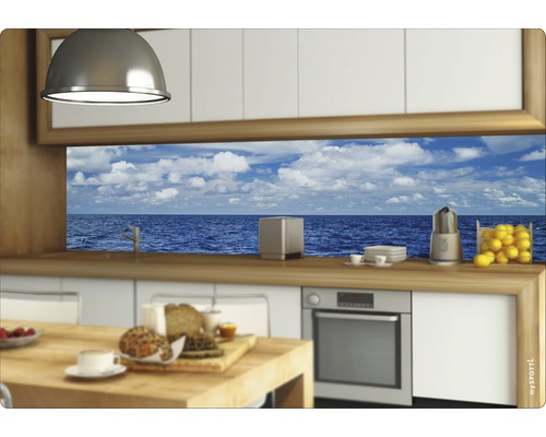 Bucătărie luminoasă cu blat de lucru din lemn și vedere la mare