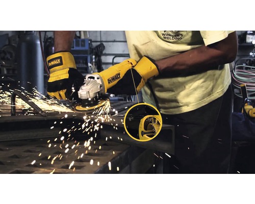 Un meșter folosește un polizor unghiular DeWalt pentru a șlefui metal, cu scântei care zboară