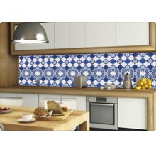 Scenă de bucătărie cu protecție de perete din plăci ceramice în design albastru și alb