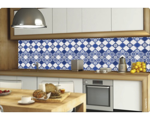 Scenă de bucătărie cu protecție de perete din plăci ceramice în design albastru și alb