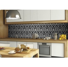 Scenă de bucătărie cu fundal cu model floral