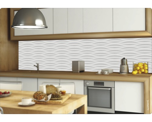 Scenă de bucătărie cu blat, chiuvetă, robinet, aragaz și panou de perete cu model ondulat