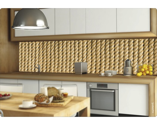 Scenă de bucătărie cu un panou de protecție a peretelui în aspect de frânghie.