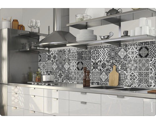 Scenă de bucătărie cu placare cu faianță alb-negru cu diferite modele