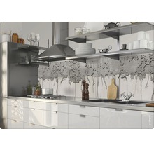 Scenă de bucătărie cu dulapuri albe, chiuvetă din oțel inoxidabil, aragaz și hotă.