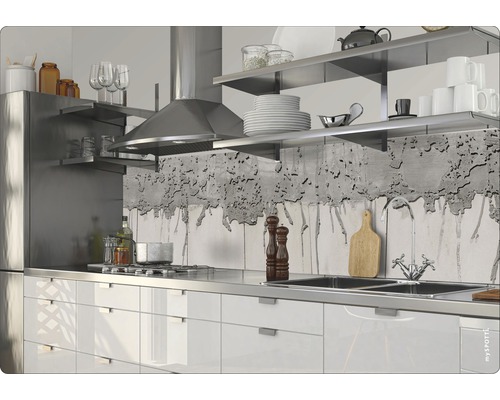 Scenă de bucătărie cu dulapuri albe, chiuvetă din oțel inoxidabil, aragaz și hotă.