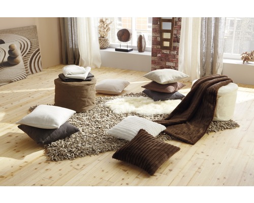 Cameră decorativă cu perne, taburete, covoare și pături pentru o atmosferă confortabilă