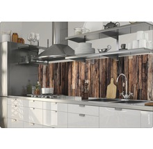 Scenă de bucătărie cu chiuvetă, plită și perete posterior din lemn