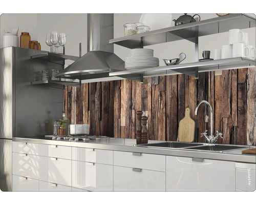 Scenă de bucătărie cu chiuvetă, plită și perete posterior din lemn