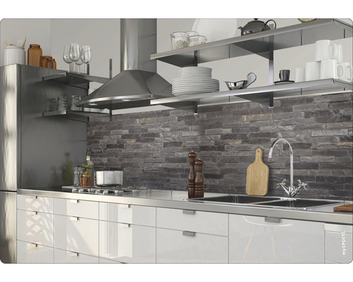 Scenă de bucătărie cu chiuvetă, robinet, aragaz și hotă