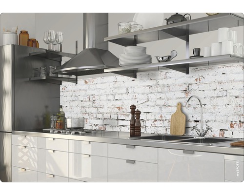 Bucătărie modernă cu aparate din oțel inoxidabil și blat în fața unui perete cu model de cărămidă