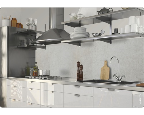 Scenă de bucătărie cu chiuvetă, plită, hotă și rafturi