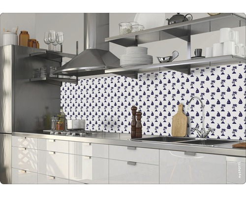 Protecție perete bucătărie cu model de palmieri și bărci cu pânze într-o bucătărie modernă