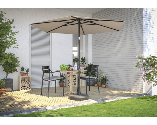 Scenă cu umbrelă de soare pătrată, masă, scaune și plante pe o terasă