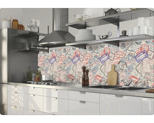 Bucătărie cu perete de protecție cu model de timbre, chiuvetă și plită.