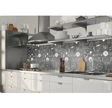 Scenă de bucătărie cu chiuvetă, aragaz, hotă, rafturi și protecție de perete cu desen cu cretă