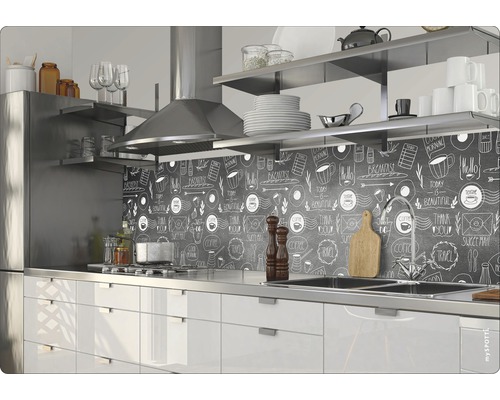 Scenă de bucătărie cu chiuvetă, aragaz, hotă, rafturi și protecție de perete cu desen cu cretă