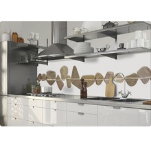 Scenă de bucătărie cu chiuvetă, aragaz și protecție împotriva stropilor cu model de piatră