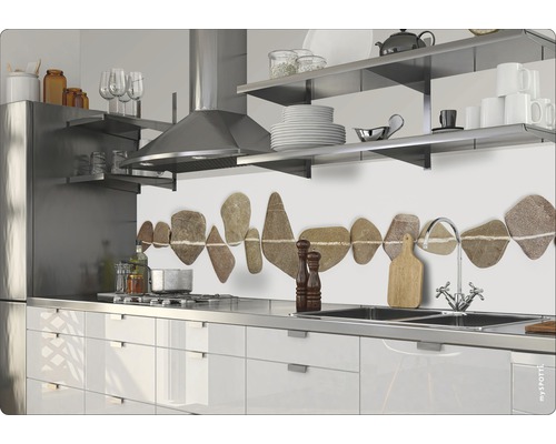 Scenă de bucătărie cu chiuvetă, aragaz și protecție împotriva stropilor cu model de piatră