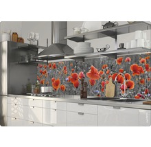 Scenă de bucătărie cu dulapuri albe și protecție împotriva stropilor cu model de maci