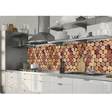 Panou de protecție pentru bucătărie cu model de plută într-o bucătărie modernă.