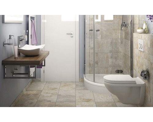 Baie luminoasă cu lavoar, oglindă, duș și toaletă.