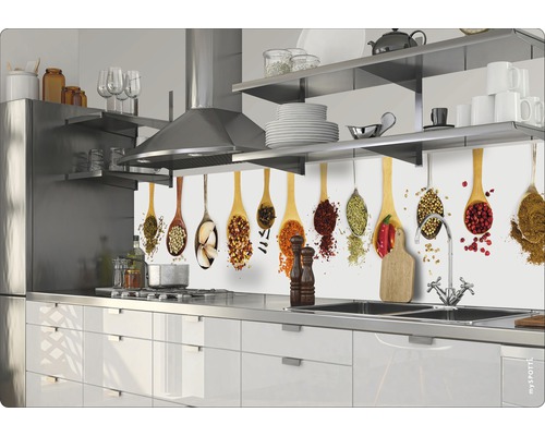 Protecție perete bucătărie cu motiv de condimente într-o bucătărie modernă