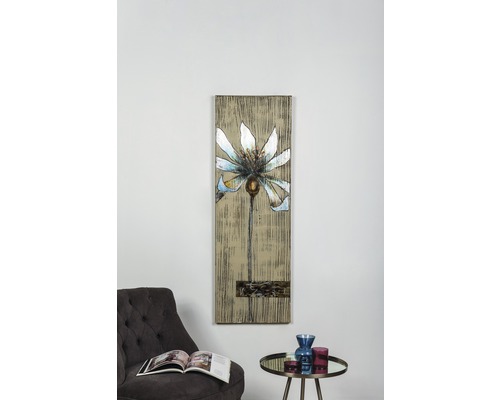 Tablou decorativ cu flori pe perete deasupra unui fotoliu și a unei măsuțe laterale.