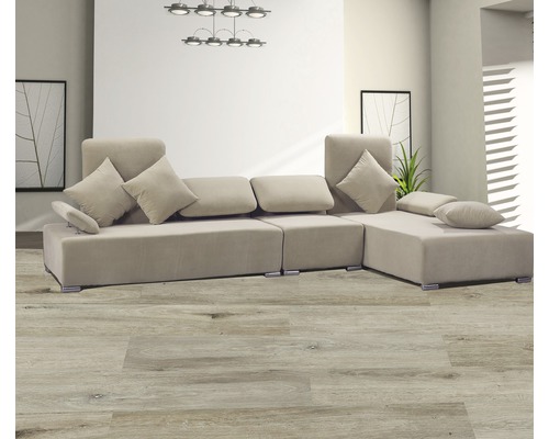 Canapea bej din material textil cu perne în camera de zi